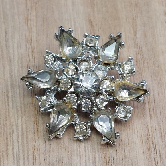 Unbranded Jewelry - Brooch Pin Starburst Snowflake Design Clear Rhinestones Vintage Jewelry